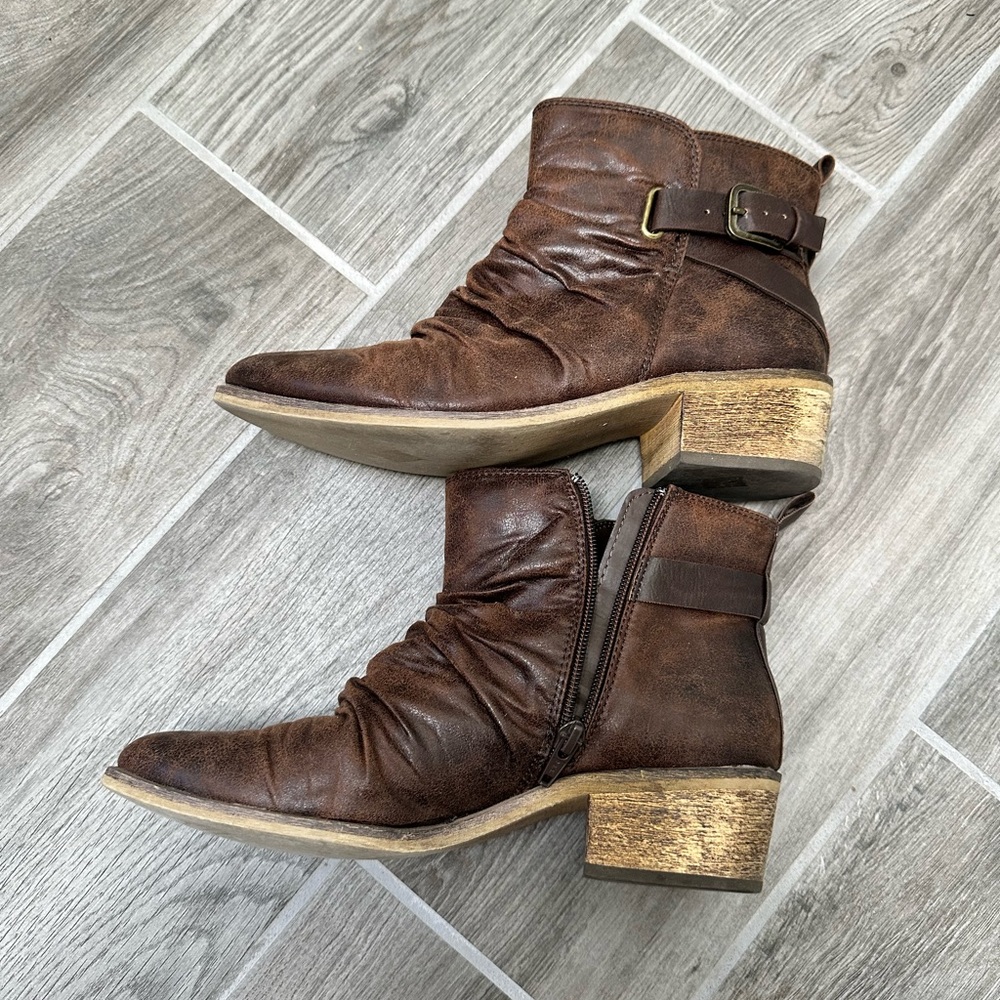 Baretraps ankle boits , style pennie 8.5